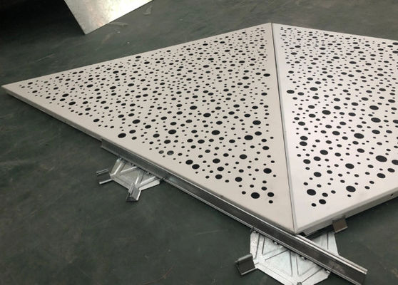 Perforierte Aluminium-Metall-Dreiecksdecke ISO9001 für Flughafenprojekte