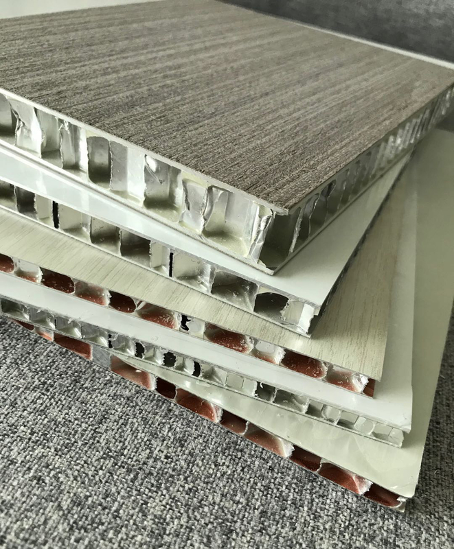 Dekorative beschichtete das u-Leitblech-Aluminiumplatten-Decken-hölzerne Korn verschob akustische Decken-Leitbleche