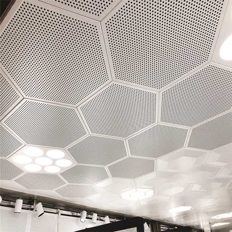 Durchlöcherte Hexagon-akustische Decke deckt das vor gemalte Aluminium mit Ziegeln