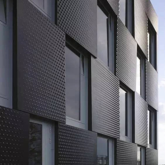 Kundenspezifische Aluminiumlegierungsplatte Außen perforierte Fassadenplatten PVDF-Aluminiumplatten für Fassaden