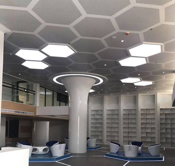 462x462x462x462x462x462 Perforierte Aluminium-Metalldecke Sechseckige Deckenfliese mit weißer Farbe